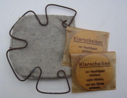 Wehrmacht M31 Gasmask Cleaning Cloth and Spring