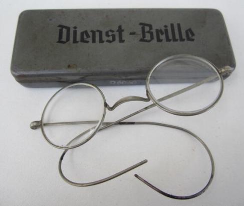 Wehrmacht Dienstbrille in case