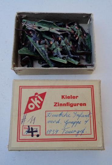 WW1/WW2 German carton box with Tin Soldiers