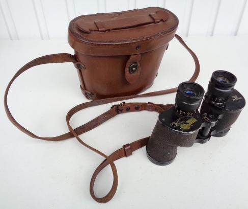 US WW2 Binoculars in leather pouch