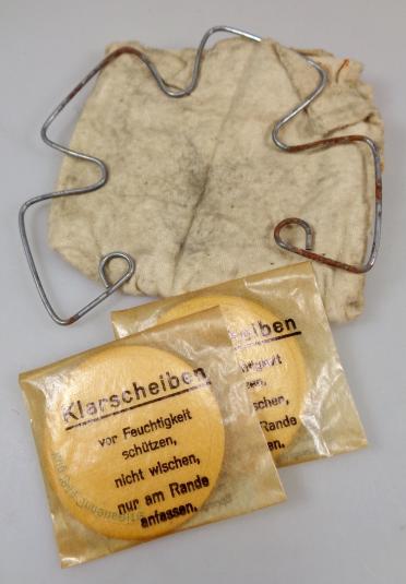 Wehrmacht M31 Gasmask Cleaning Cloth and Spring 