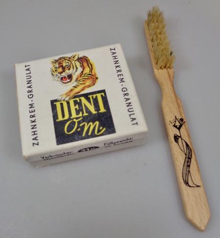 Wehrmacht Tooth Brush and Paste Powder Dent QM