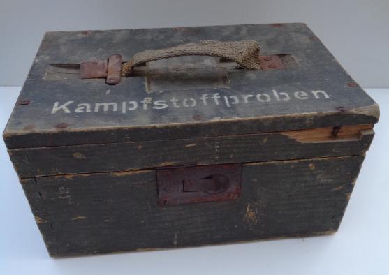 Wehrmacht little wooden case Kampfstoff Proben