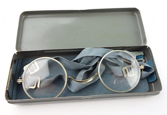 Wehrmacht Glasses Case with Gasmask Glasses