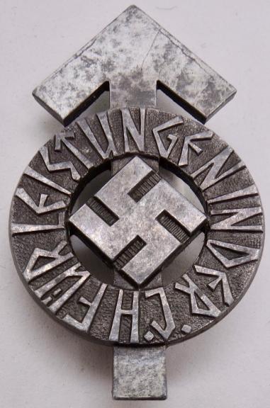 Hitler-Jugend metal Leistungs Rune Badge in Silver