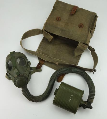 Dutch pre WW2 Gasmask in Gasmask Pouch