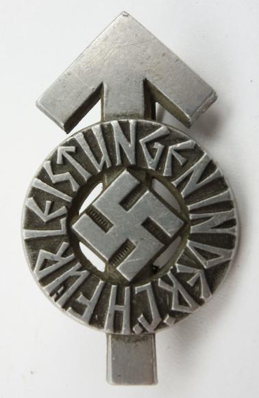 Hitler-Jugend metal Leistungs Rune Badge in Silver