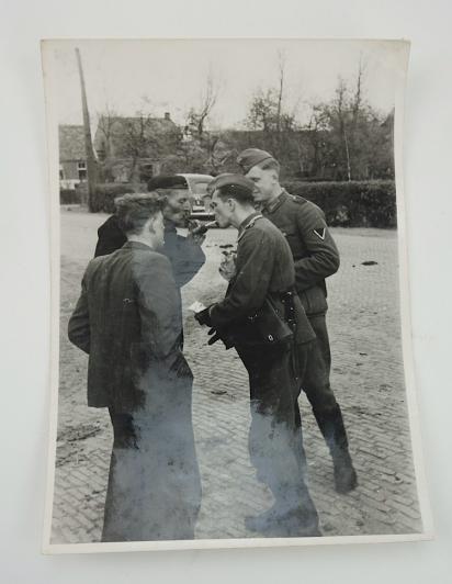 Photo German Soldiers smoke with Dutch Civilians