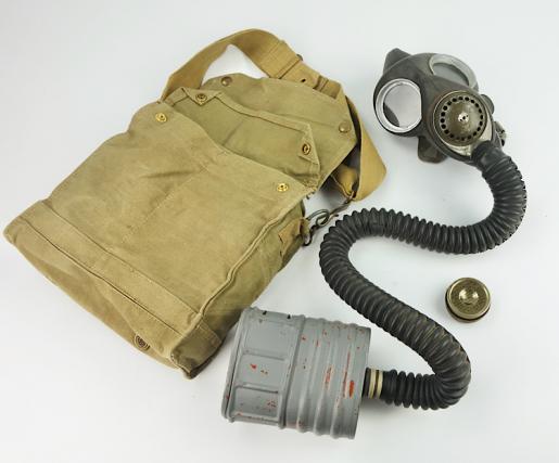 British WW2 1e model Gasmask in Gasmask Pouch