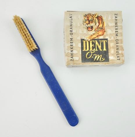 Wehrmacht Tooth Brush & Tooth Paste Powder Dent QM