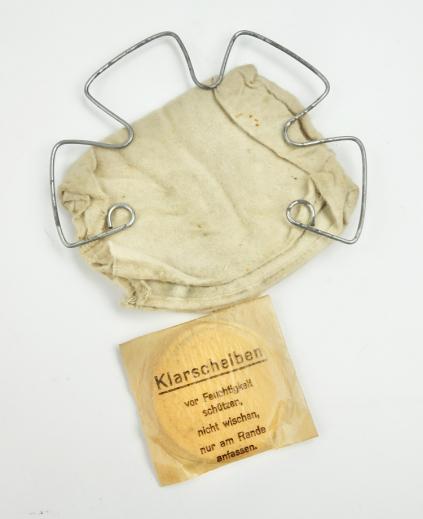 Wehrmacht M31 Gasmask Cleaning Cloth and Spring