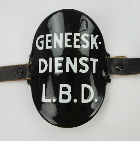 Dutch WW2 enamel arm shield Air-raid Patrol Medic