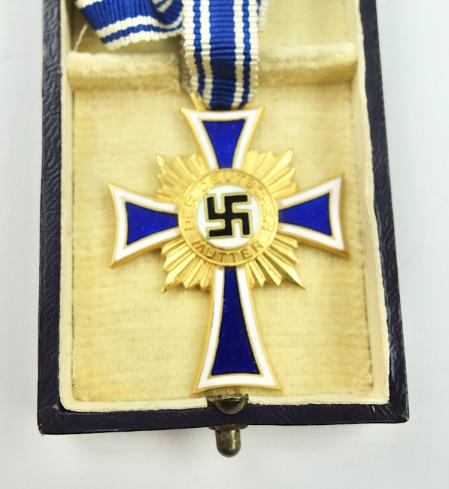 Mothers Cross in gold in Case