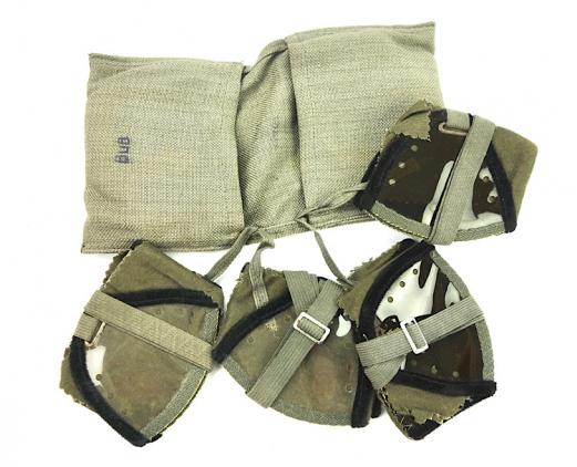 Wehrmacht pouch with 4 Dust Goggles