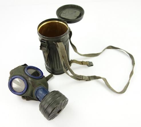 Wehrmacht M31 Gasmask in Cannister (Short model)