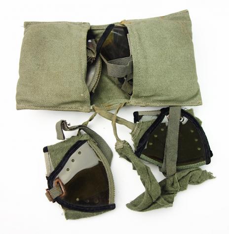 Wehrmacht pouch with 6 Dust Goggles