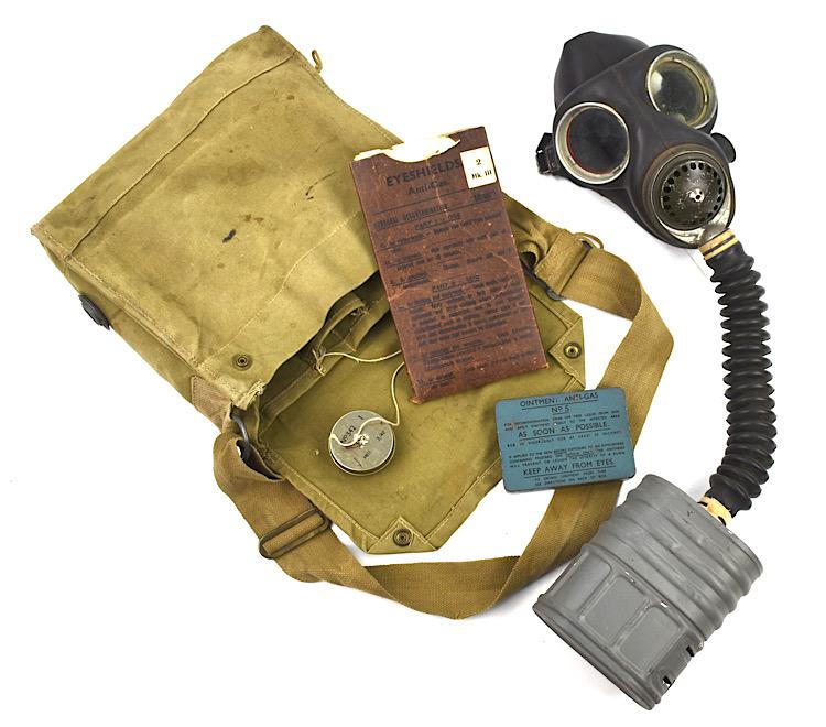 British WW2 early type Gasmask in Pouch