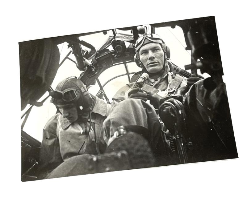 Luftwaffe Press Photo Bomber crew with Knights Cross Recipient Oberleutnant Baumbach