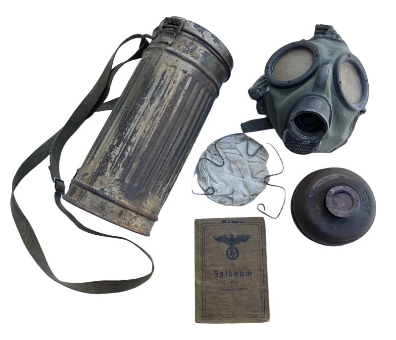 Wehrmacht M31 camo Gasmask Cannister & Soldbuch