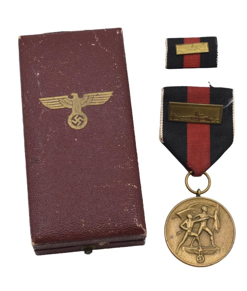 Cased 1 Oktober 1938 Medal with Prague Castle Clasp