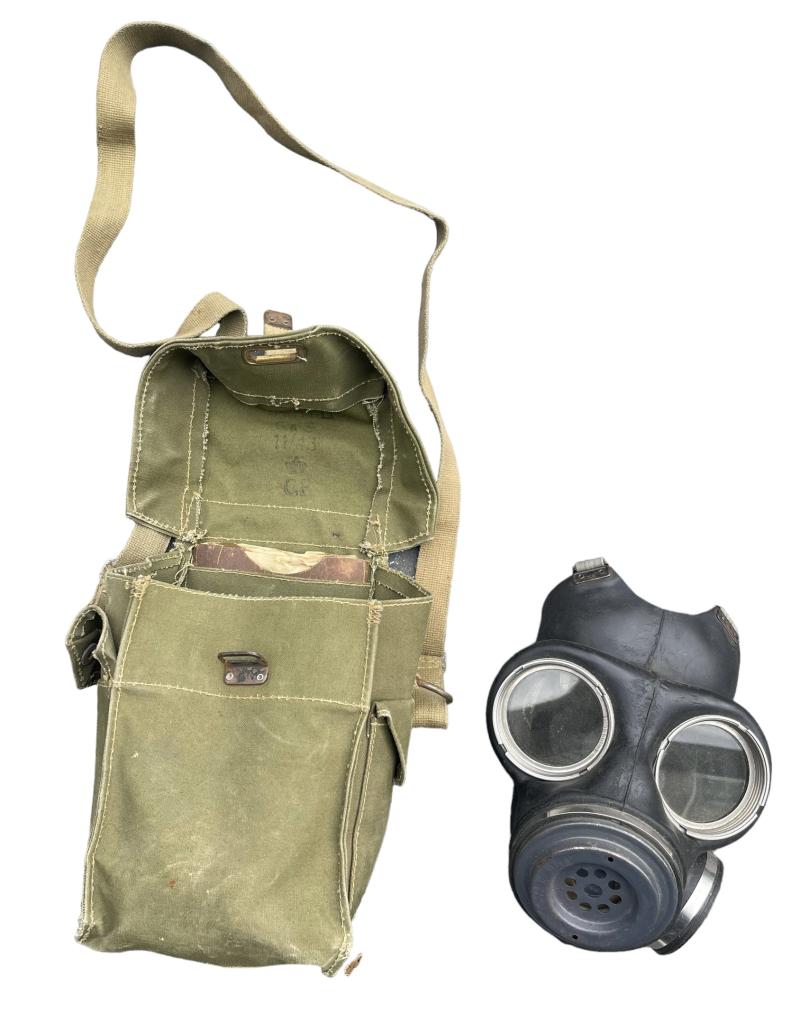 British WW2 second model Gasmask Bag + Mask