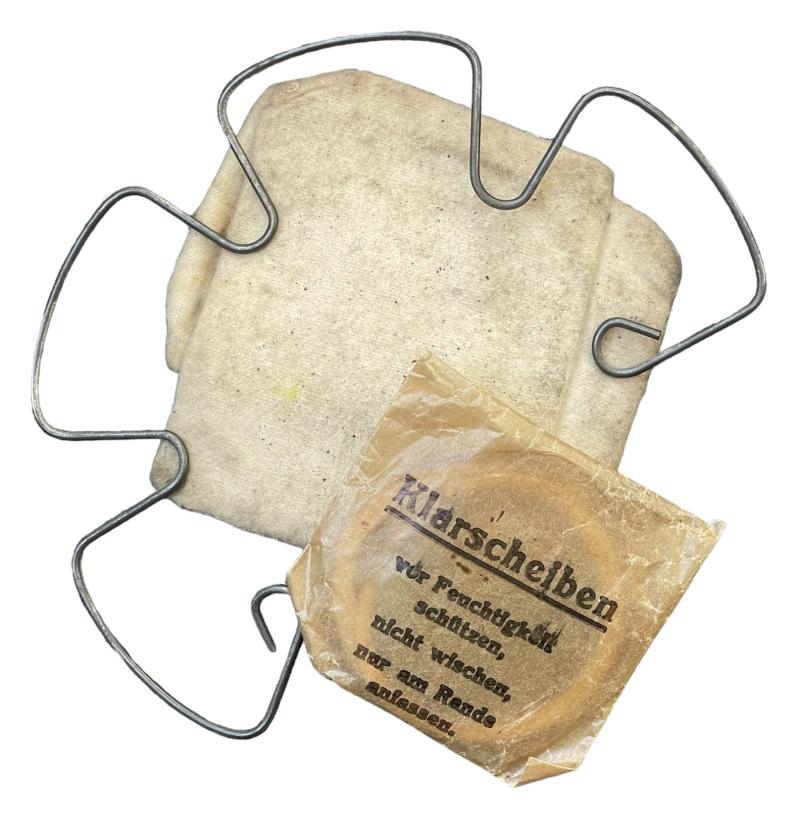 Wehrmacht M31 Gasmask Cleaning Cloth and Spring