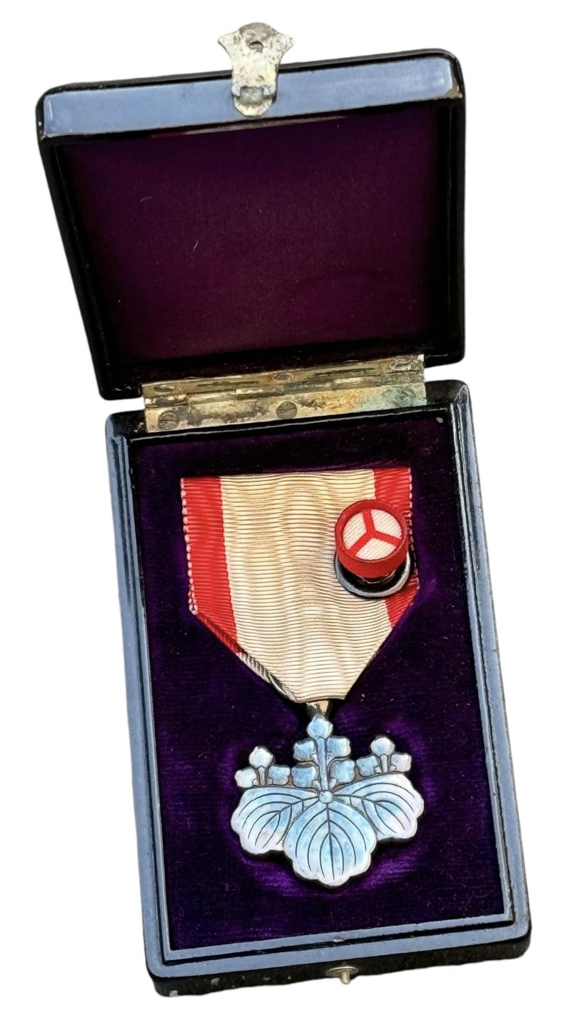 Japanese Medal Rising Sun 8th class in Case