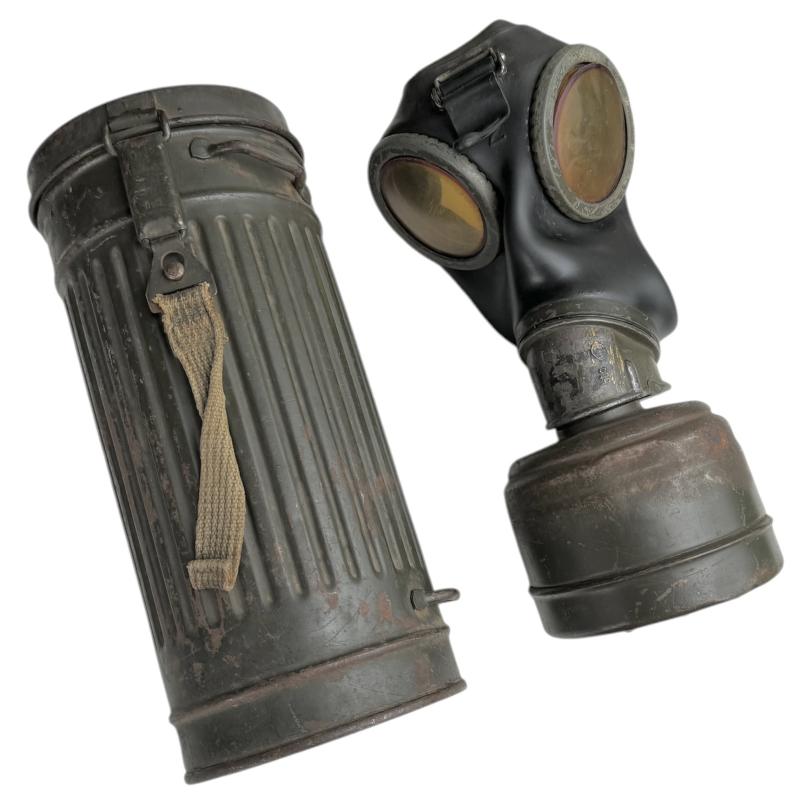 Wehrmacht M31 Gasmask and Cannister