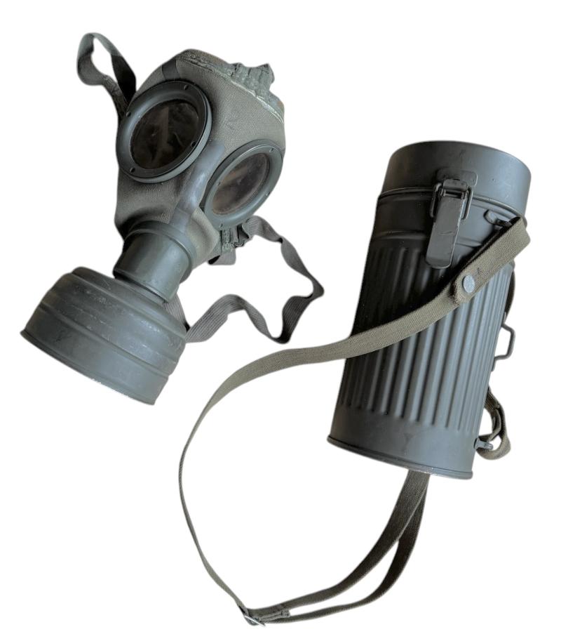 Luftschutz M31 Gasmask in Cannister