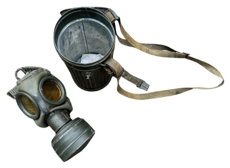 Wehrmacht M31 Gasmask and Cannister