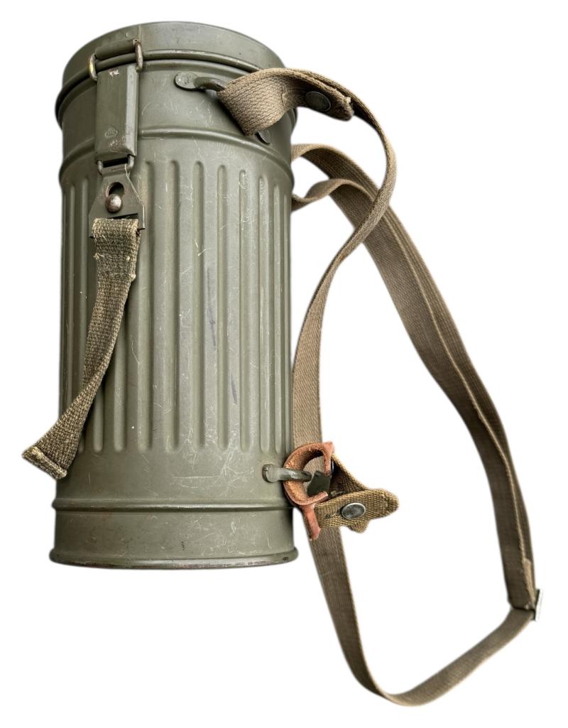 Wehrmacht M31 Gasmask and Cannister (Short)
