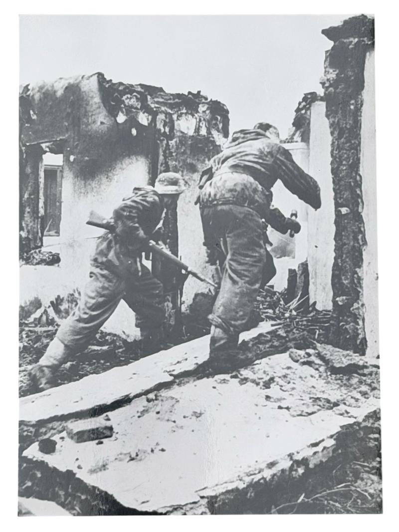 Very nice photograph of a Wehrmacht Soldiers in winter camo clothing in action