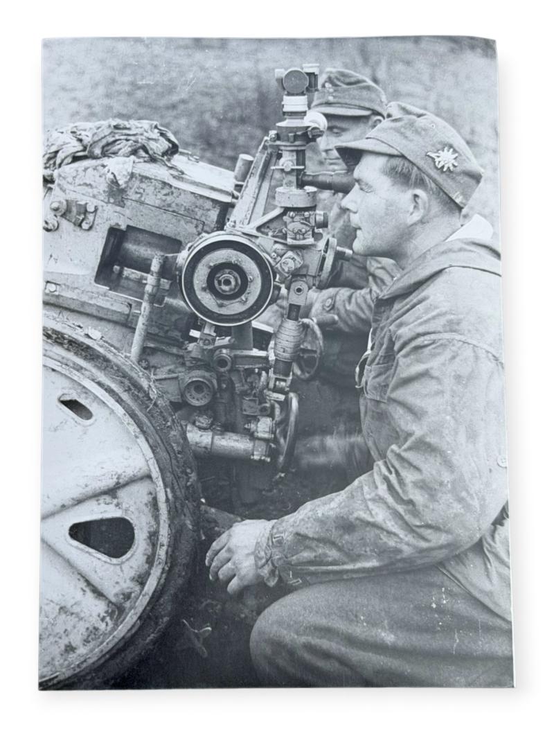 Very nice photograph of Wehrmacht Gebirgsjäger Soldiers behind a GBJ Artillery Gun